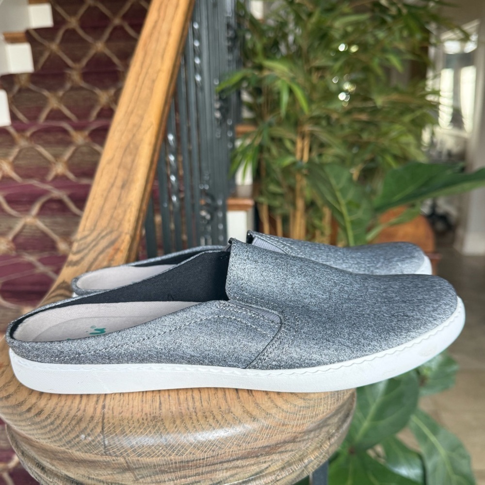 YUU ladies gray slip on fabric shoe very good condition size 9